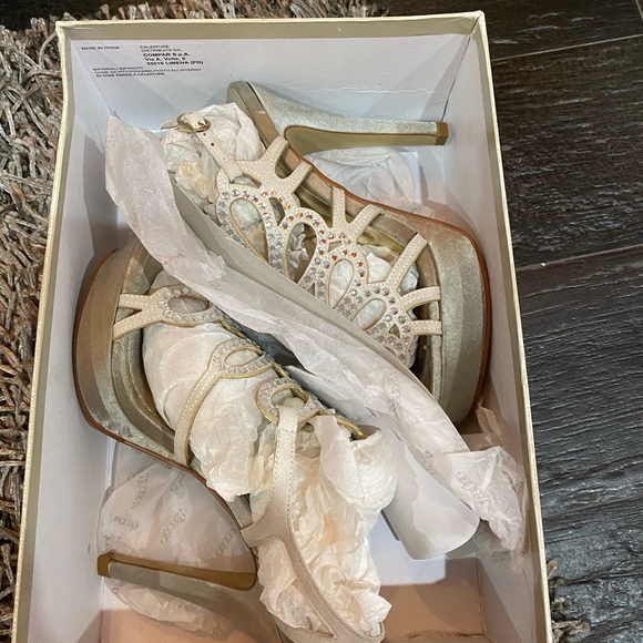 Silver Sparkly high heels - Picture 3 of 6